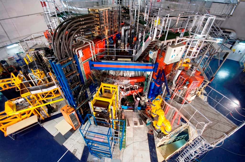 Une vue de Tore Supra. Les expériences sur la fusion contrôlée sont réalisées en injectant des glaçons de deutérium de 3,5 mm lancés jusqu'à 4 km/s. C'est dans la partie centrale du plasma, dans le tore, que les températures sont les plus élevées. Son chauffage est assuré grâce à l'injection d'ondes électromagnétiques. © CEA