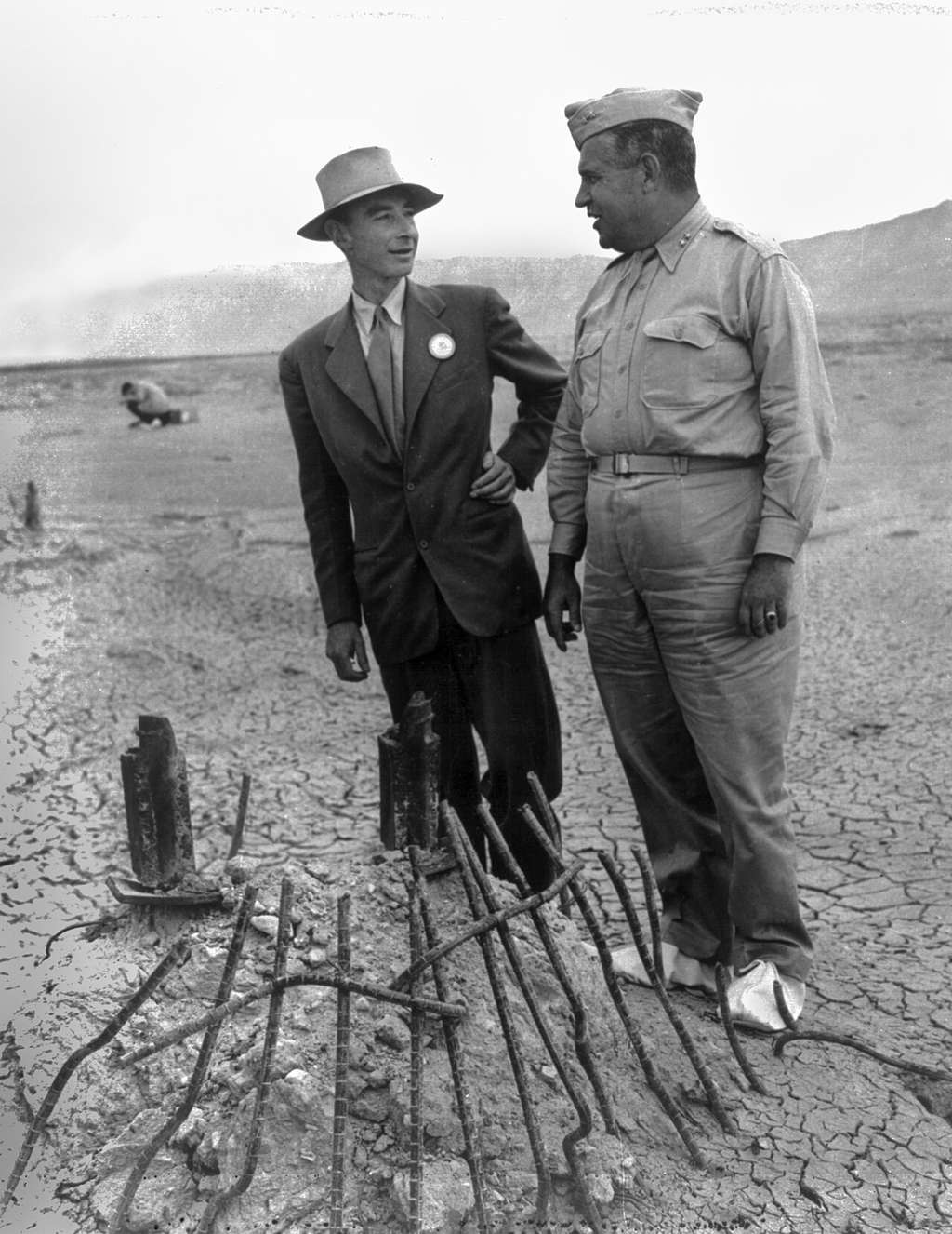 Oppenheimer et le directeur militaire du projet Manhattan Leslie Groves, se tenant à côté de la tour utilisée pour larguer la première bombe atomique lors du test <em>Trinity</em>. © U.S. Army Corps of Engineers