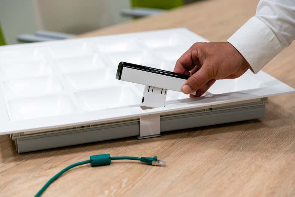 Il est possible de profiter du Li-Fi sur du matériel standard grâce à un adaptateur. © Signify