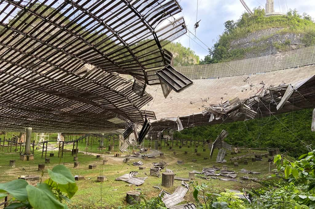 Les dommages causés à l'observatoire d'Arecibo par la chute d'un câble en août 2020. © UCF