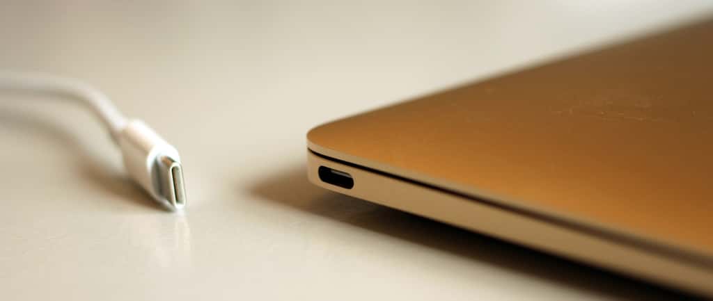 On trouve déjà de l'USB-C sur les MacBook. Pourquoi pas bientôt sur un iPhone ? © Maurizio Pesce, Flickr