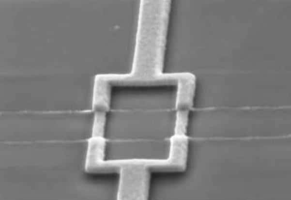 Ce Squid, large de moins de deux microns, est formé de deux supraconducteurs séparés par deux isolants. © Groupe Physique mésoscopique, LPS, Orsay