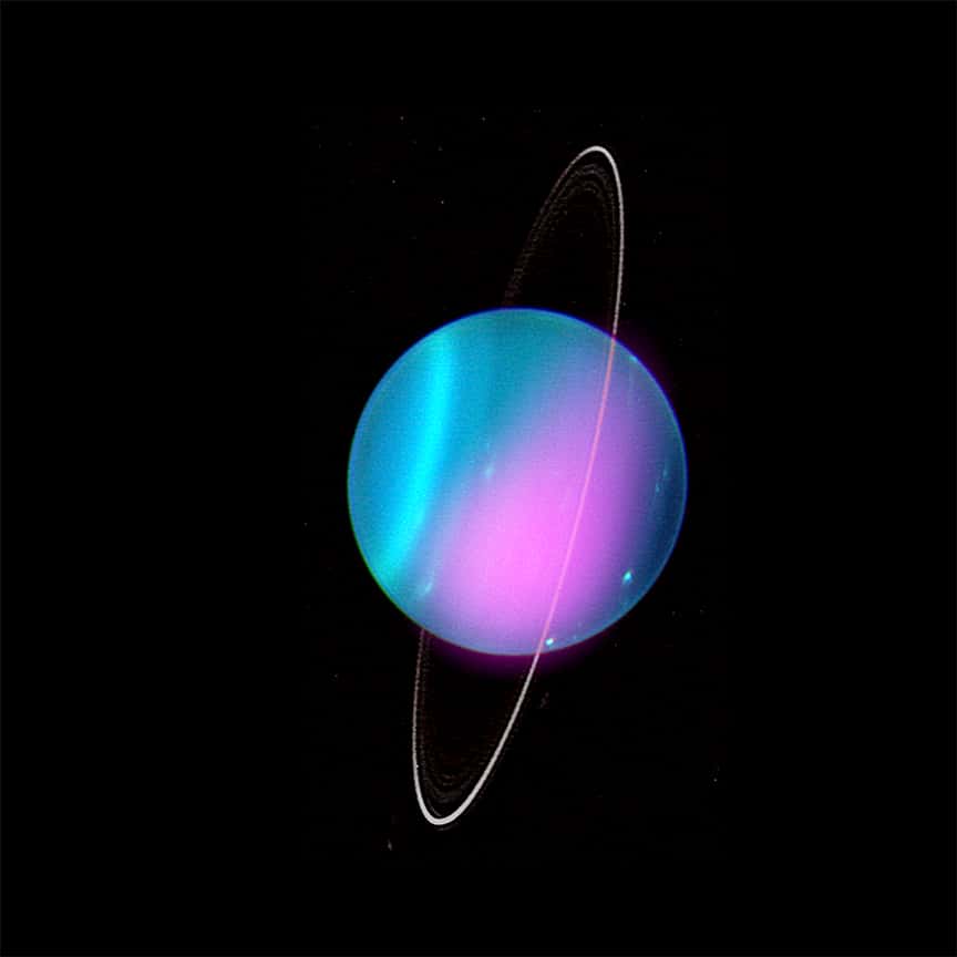 Uranus vue par <em>Chandra</em> en rayon X en 2002 (en rose) et en lumière visible par le télescope Keck-I en 2004. © Rayons X : Nasa/CXO/<em>University College London</em>/W. Dunn et <em>al.</em> ; optique : <em>W.M. Keck Observatory</em>