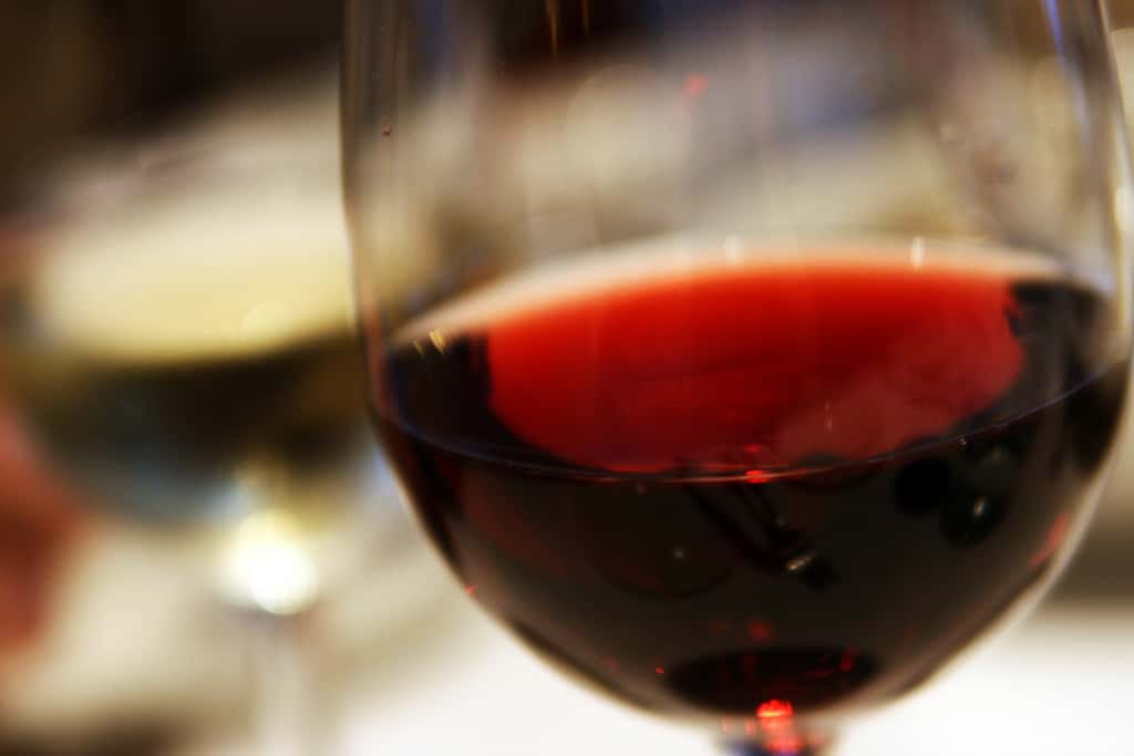 Une mouche dans un verre de vin ? Un bon œnologue la détecte à l’odeur. © Quinn Dombrowski, Flickr