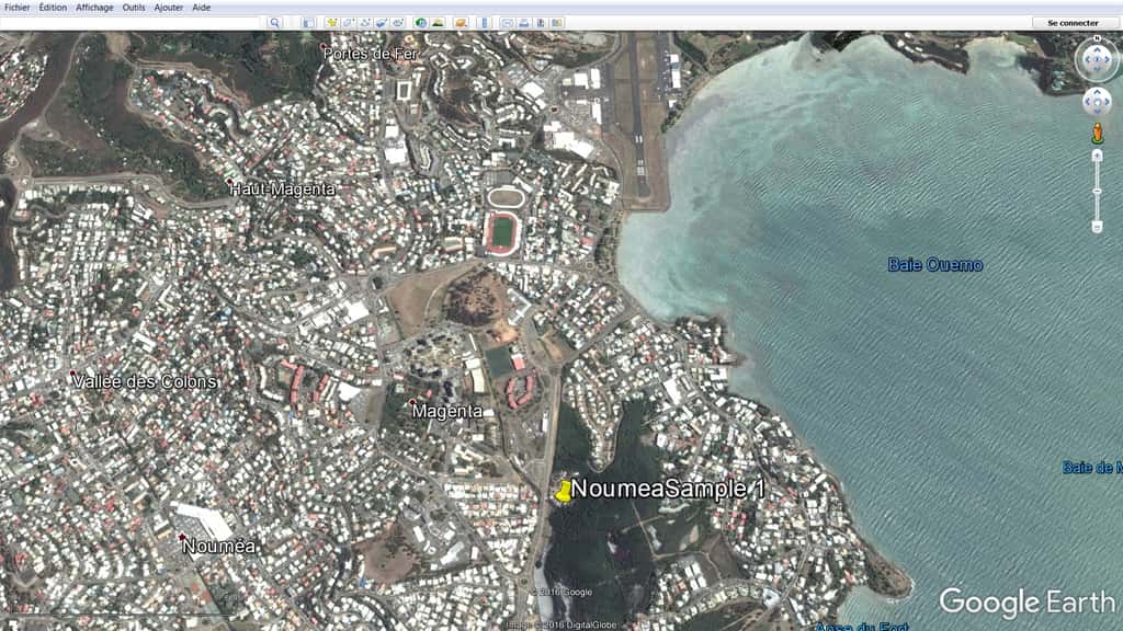 Une image historique. Cette capture d’écran de Google Maps montre l’emplacement de la mare, près de l’aéroport de Nouméa, en Nouvelle-Calédonie, dont de l’eau a été prélevée pour y trouver d’éventuels virus géants. L’expérience a montré, en effet, que c’est dans ce genre de milieu, où vivent des amibes, que prospèrent des virus géants. © Jean-Michel Claverie