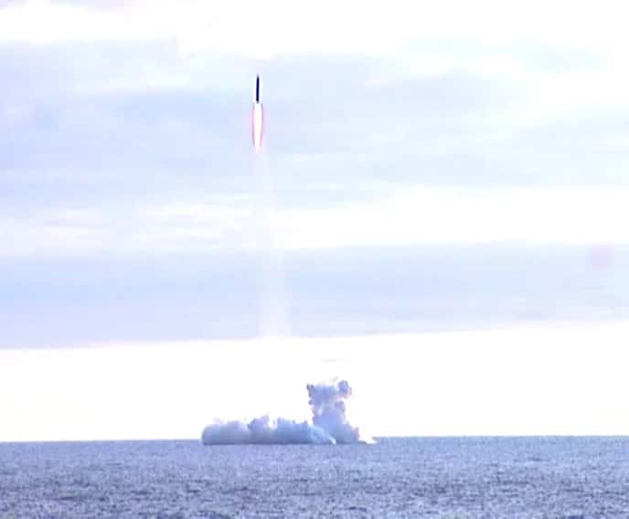 Décollage d'une fusée Volna depuis un sous-marin nucléaire russe. © Planetary Society