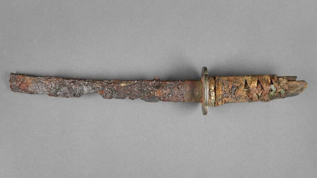 Le sabre japonais retrouvé à Berlin pourrait être vieux de plus de 400 ans : sa lame extrêmement corrodée aurait été forgée au XVI<sup>e</sup> siècle. © <em>Staatliche Museen zu Berlin</em>