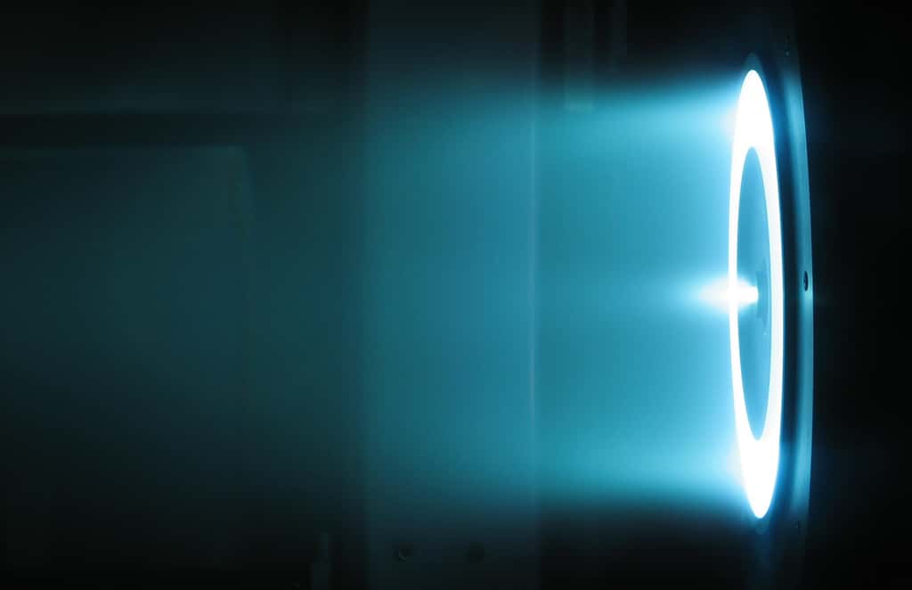 Le xénon ionisé grâce à l'effet Hall permettra de propulser la sonde Psyché, occasionnant au passage une belle lumière bleutée. © JPL