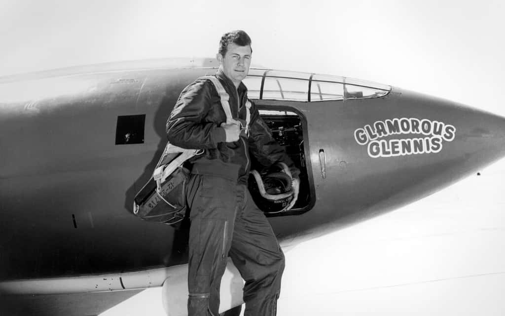 Chuck Yeager, posant devant le X-1 de Bell, qu’il surnommait “Glamorous Glennis”. © USAF
