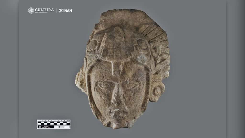 Sur la sculpture, on discerne la forme d'un casque guerrier, sans que plus d'indices ne soient offerts aux archéologues... © Inah