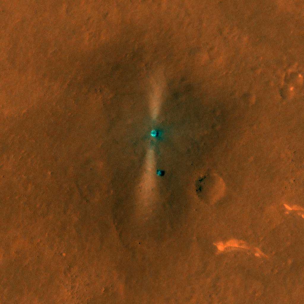 Le rover Zhurong et sa plateforme d'atterrissage. Les traces des rétro-fusées sont clairement visibles. Le rover se trouve sur un terrain très représentatif des plaines d’Utopia, c’est-à-dire, morne, plat et désolé, avec très peu rochers. On aperçoit des dunes de sables. © Nasa / JPL / U. Arizona