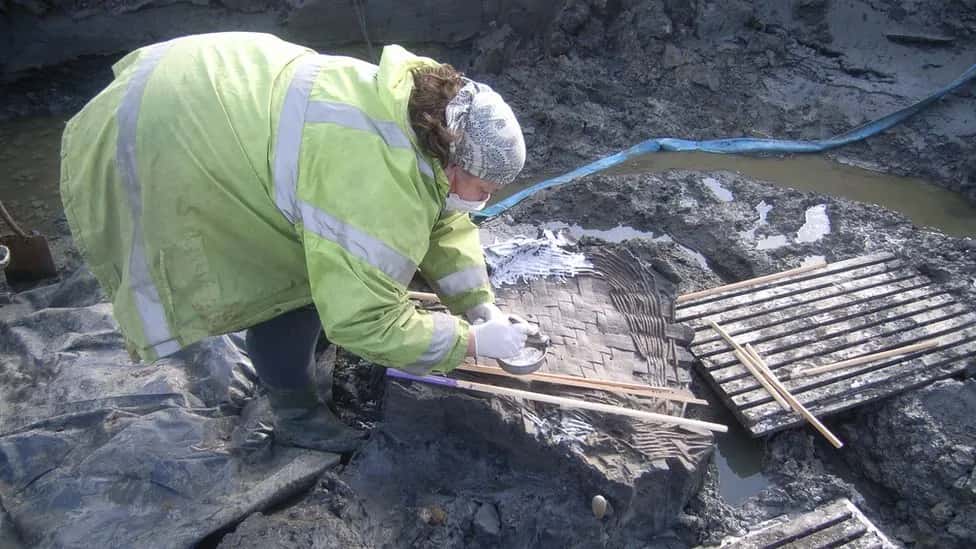 Durant les excavations menées à Aylesbury, une grande partie des oeufs antiques ont été brisés, relâchant une odeur putride. © Oxford Archaeology