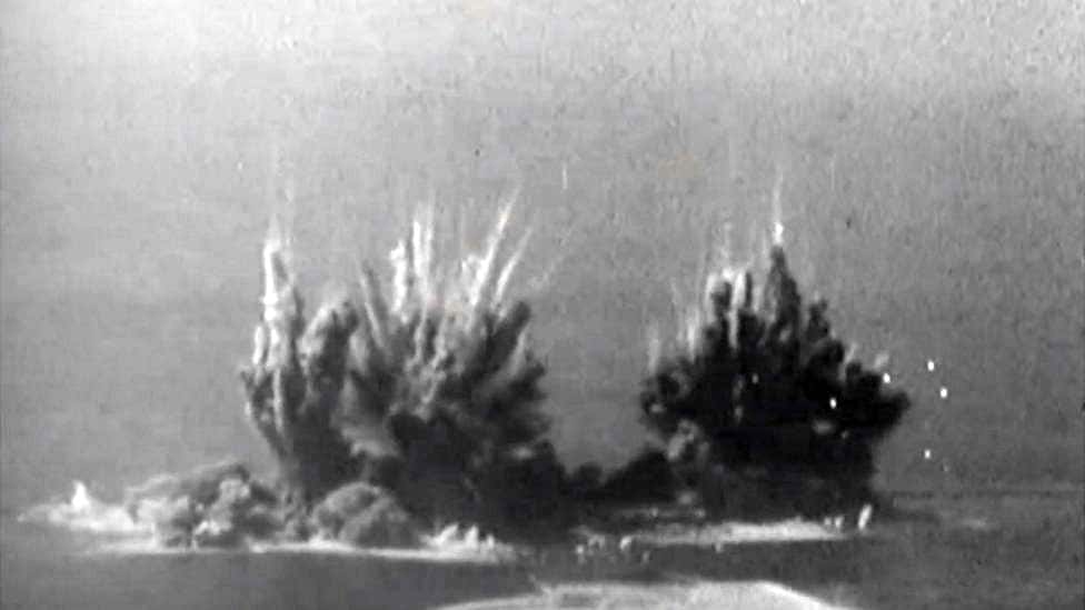 L'explosion d'Heligoland a été filmée et photographiée en altitude, plusieurs avions britanniques survolant la scène. © <em>BBC, Admiralty Official Collection</em>