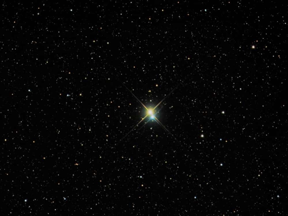 À 380 années-lumière de la Terre, l’étoile double Alibero, la tête du Cygne. Les deux étoiles de couleurs (donc de températures) différentes seraient séparées de 40 unités astronomiques (40 fois la distance entre la Terre et le Soleil). © Richard Yandrick