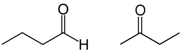 Le butanal (un aldéhyde) à gauche et la butanone (une cétone) à droite. Les aldéhydes ont des propriétés similaires aux cétones, avec lesquels ils ne doivent pas être confondus : les cétones possèdent un groupe carbonyle en milieu de chaîne. © <em>Wikimedia Commons</em>