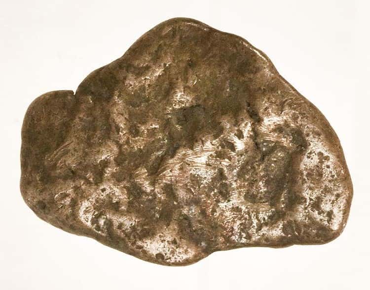 Un amalgame, un minéral particulièrement rare que l’on ne trouve que dans quatre endroits sur Terre : deux au Chili et deux au Canada. © Rob Lavinsky, Wikipédia, CC by-sa 3.0