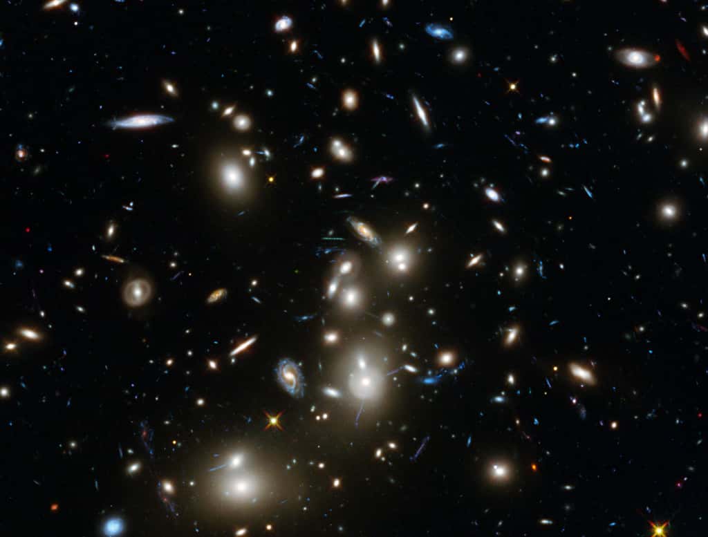 Abell 2744, surnommé l'amas de Pandore, est un superamas de galaxies dont fait partie Abell 2744 Y1. © Nasa