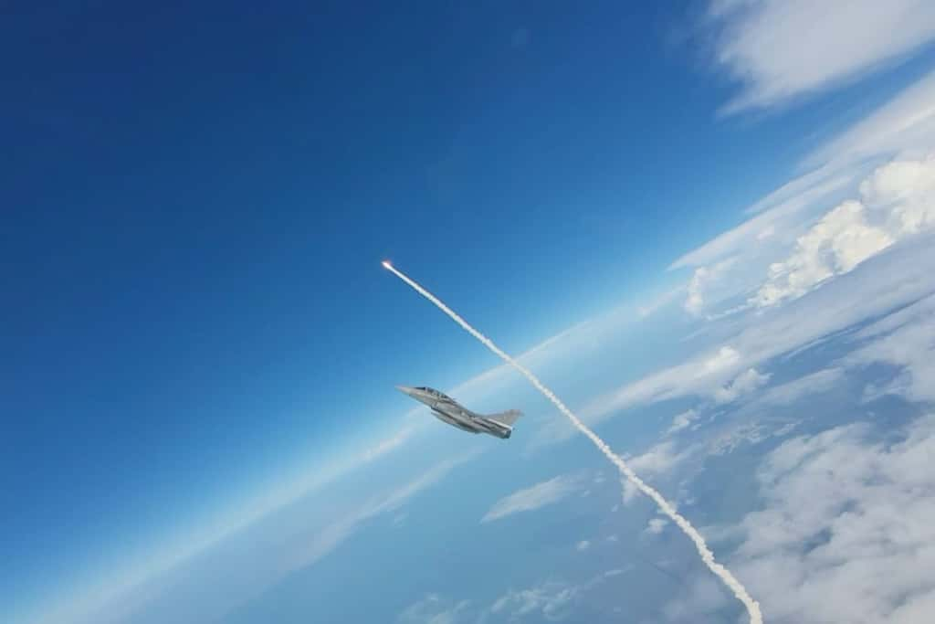 Autre image complètement folle : un Rafale volant devant Ariane 6 en plein décollage. Hautement stratégique, le vol inaugural d'Ariane 6 a vu sa sécurité renforcée. En plus de la gendarmerie et des hommes de la Légion étrangère, trois avions Rafale de l'Armée de l'Air et de l'Espace étaient dans les airs prêts à intervenir pour protéger la fusée et le CSG, ainsi qu'un hélicoptère. © Armée de l'Air et de l'Espace