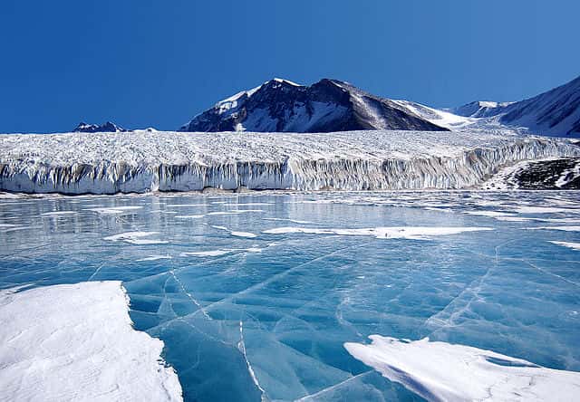 Le réchauffement climatique accélérerait la fonde glaciaire, provoquant une hausse du niveau de la mer de 60 mètres d'ici 10.000 ans. Situé au pôle Sud, sur environ 14 millions de km², l'Antarctique est composé d'environ 98 % de glace comme ici, au lac Fryxell. © Joe Mastroianni, Wikimedia Commons, DP