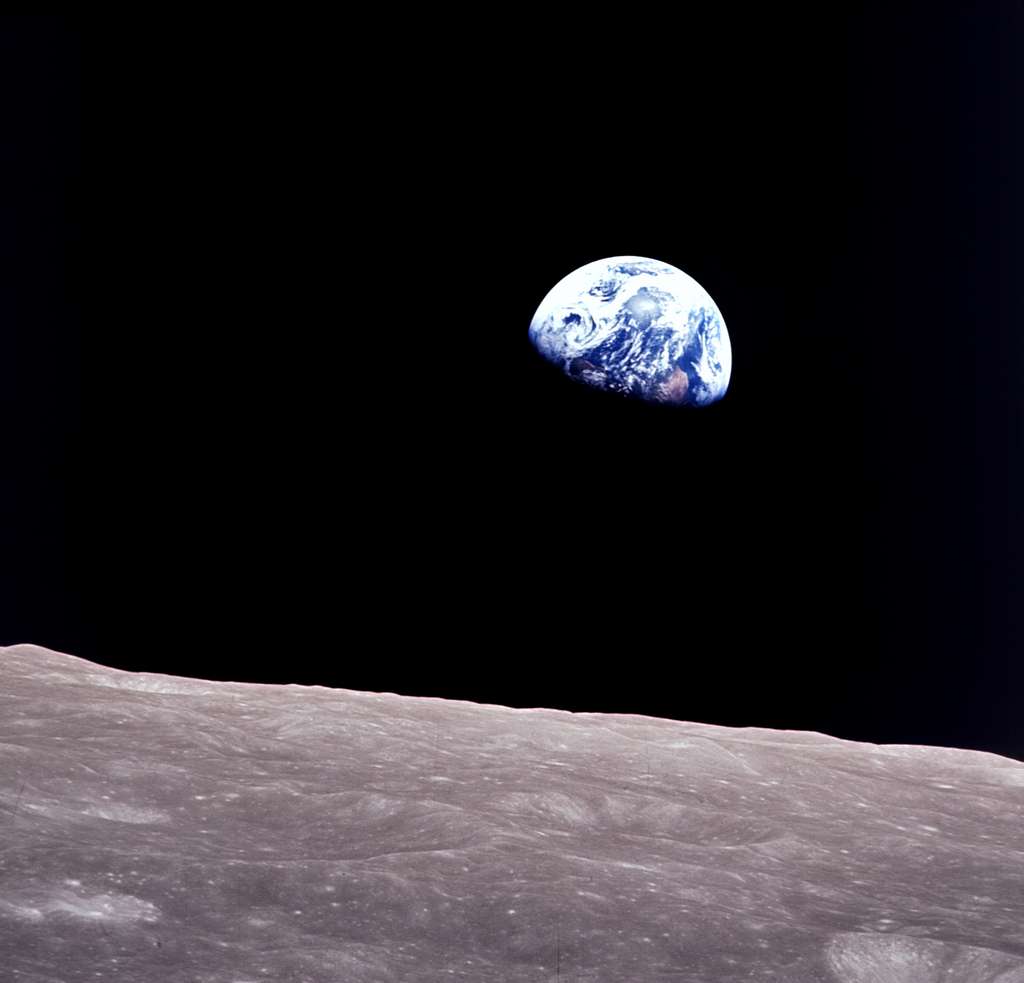 Autre image iconique de la Terre (avec celle acquise par la sonde Voyager), ce lever de Terre a été photographié depuis la capsule Apollo 8 lors de son survol de la Lune en décembre 1968. © Nasa