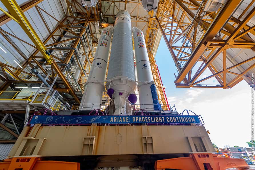 Le premier étage d'Ariane 5 quitte le bâtiment d'intégration lanceur (BIL) pour la dernière fois. © ESA, Arianespace, Cnes, Centre optique