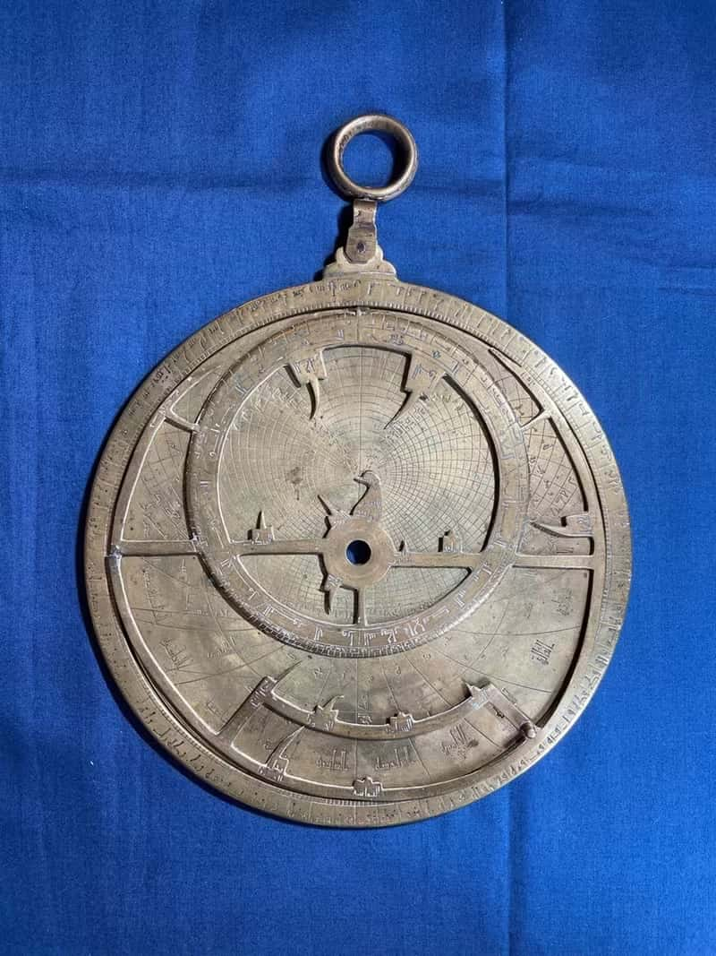 L'astrolabe arabe conservé à Vérone (Italie) porte des gravures en différentes langues. Un curieux objet d'études scruté par une universitaire de Cambridge. © Federica Gigante