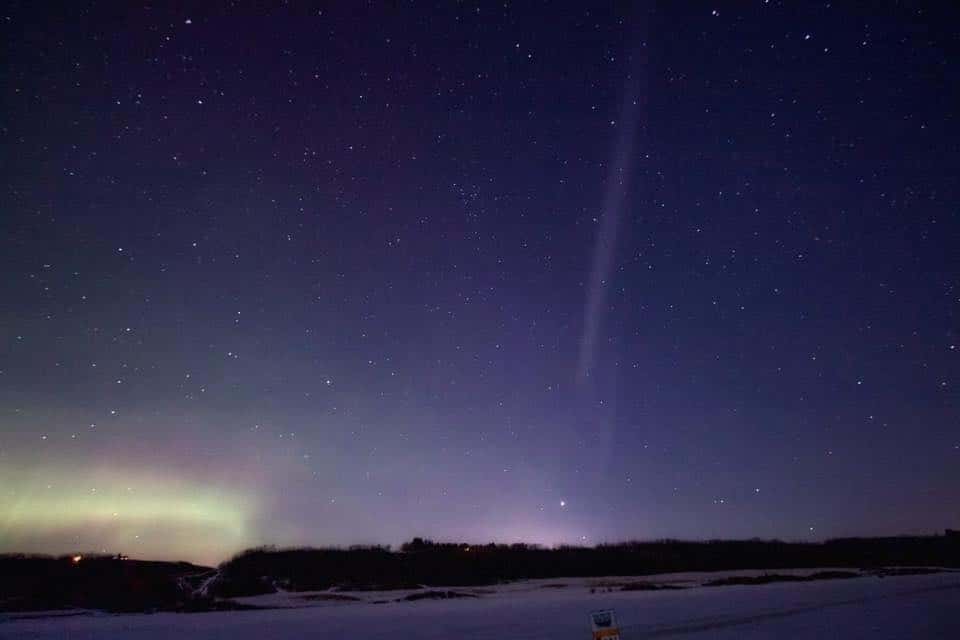Le mystérieux faisceau lumineux Steve a été photographié à de multiples reprises, en divers endroits. Ici, le 2 mars 2017, au-dessus du <em>Coal Lake</em> (Canada). © Stacey Lemay, <em>Alberta Aurora Chasers</em>, <em>via</em> Facebook
