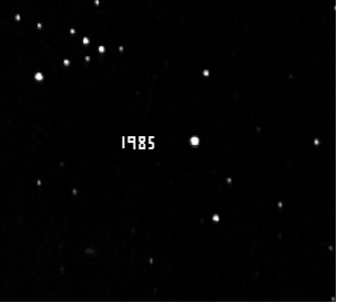 Animation créée à partir des images de l’observatoire de Frog Rock de l’étoile de Barnard entre 1985 et 2005. Elle se déplace si vite par rapport au Soleil (143 km/s) qu’en l’an 11800, elle ne sera qu’à 3,75 années-lumière de la Terre. © Frog Rock Observatory