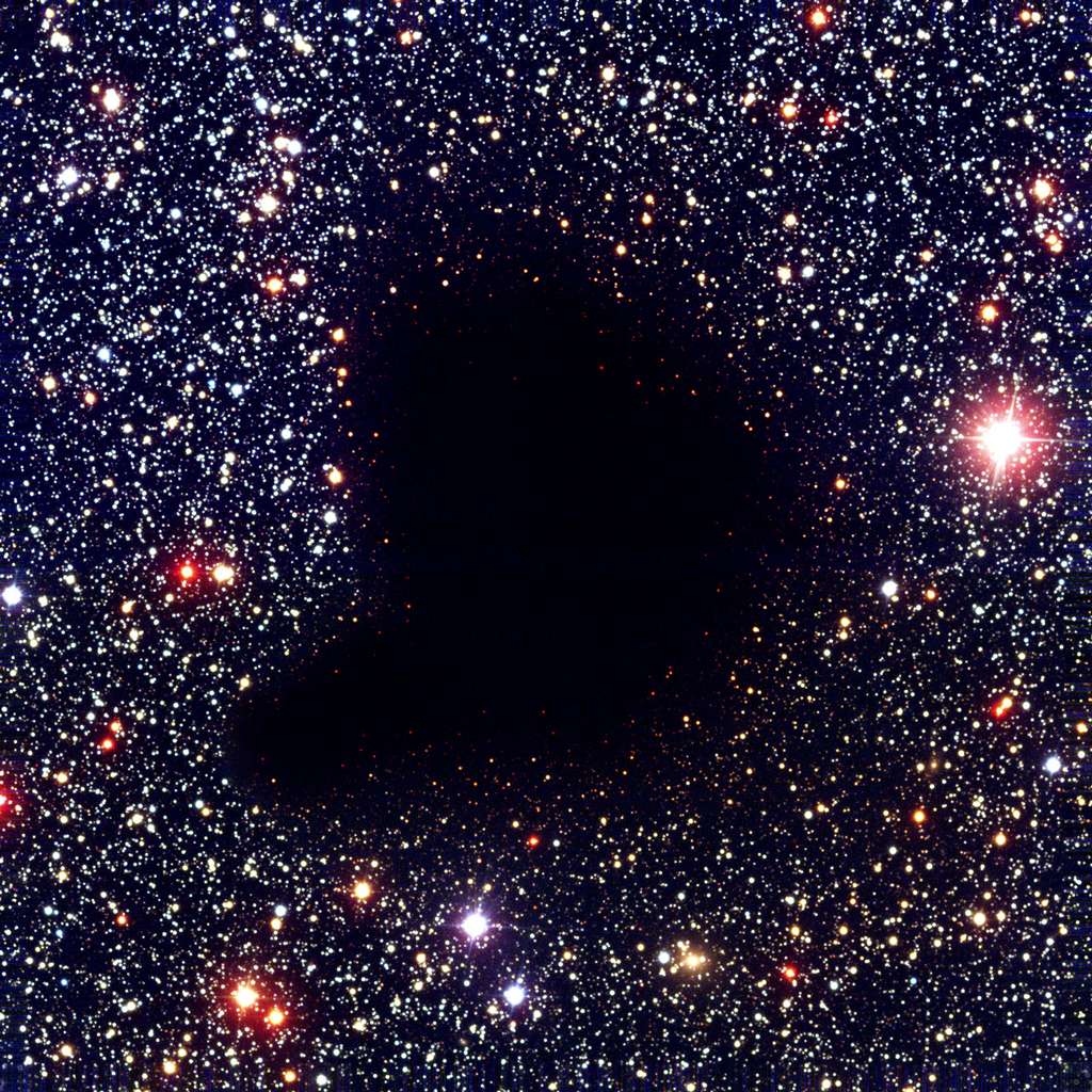 Barnard 68 est un nuage moléculaire situé à environ 500 années-lumière de la Terre dans la constellation d'Ophiuchus. Son nom vient de celui d'Edward Barnard, qui l'a ajouté à son catalogue de nébuleuses obscures en 1919. Sa masse est évaluée à environ deux fois celle du Soleil pour une taille d'environ 0,5 année-lumière. © Eso