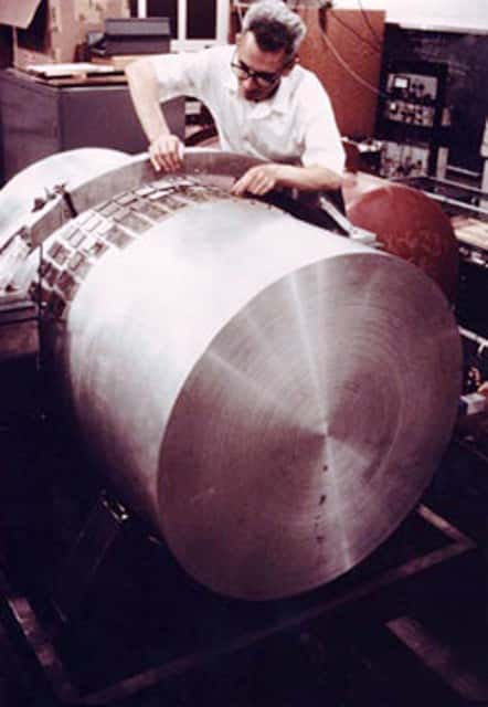 Joseph Weber (1919-2000) était un pionnier de la détection des ondes gravitationnelles. On le voit ici avec le détecteur de son invention, une barre de Weber. © AIP, <em>Emilio Segrè Visual Archives</em>