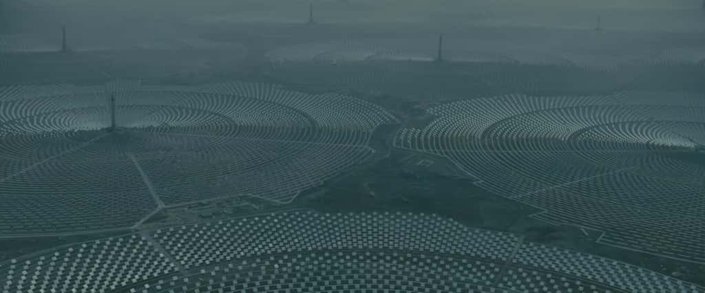 Les champs de panneaux photovoltaïques visibles dans la séquence d'ouverture de <em>Blade Runner 2049</em>, de Denis Villeneuve (2017). © Warner Bros., Thunder Road Pictures