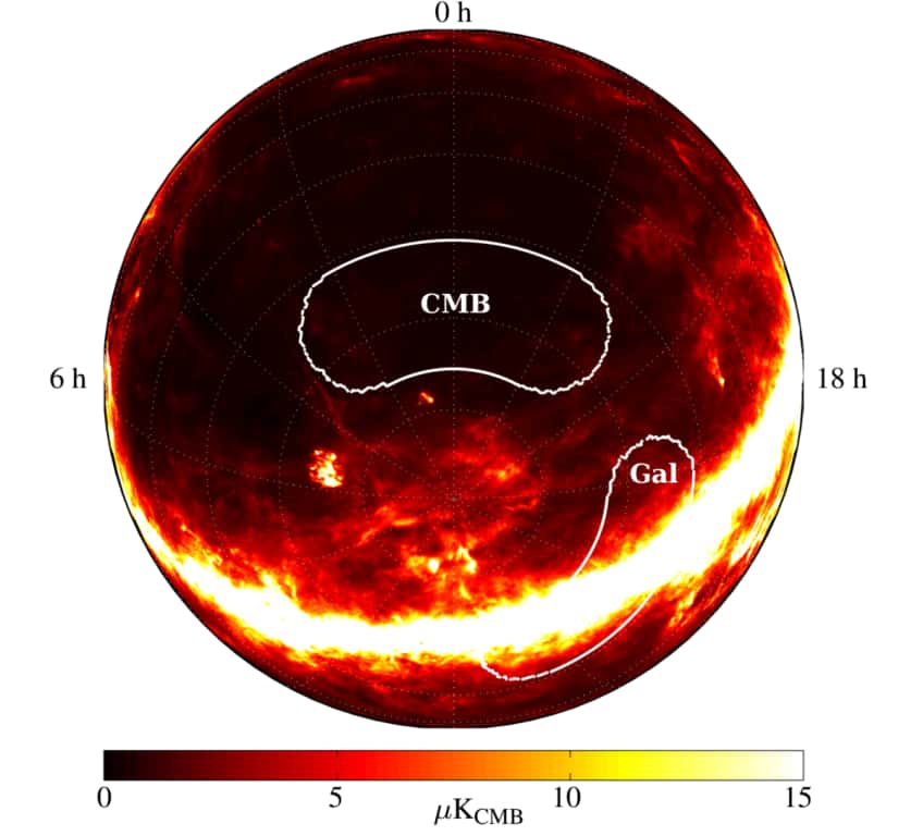 Une estimation des émissions de poussières de la Voie lactée vers 150 GHz, la fréquence d’observation de Bicep2. La sphère céleste est en coordonnées équatoriales. On voit une région sombre avec une ligne fermée blanche entourant CMB, l’acronyme en anglais de <em>cosmic microwave background</em>. C’est cette région du ciel, appelée <em>southern galactic hole</em>, qui permet à des radiotélescopes au sol de faire des observations de la polarisation du rayonnement du fond diffus cosmologique. Il faut pour cela se trouver dans une région avec l’air le plus sec possible (car la vapeur d’eau parasite ces observations) et très stable. L’avantage du pôle Sud est que le <em>southern galactic hole</em> peut être observé 24 heures sur 24 pendant toute l'année. Il occupe là-bas une région à élévation fixe dans le ciel qui se déplace simplement en azimut. © <em>American Astronomical Society</em>, Finkbeiner <em>et al.</em>