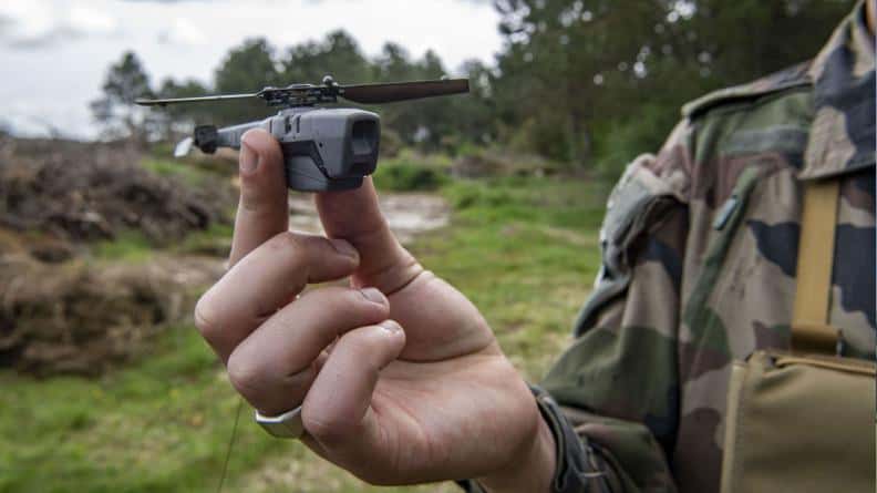 Pour l'heure, l'Armée de Terre est principalement équipée de drones de reconnaissance Black Hornet. © Ministère des Armées