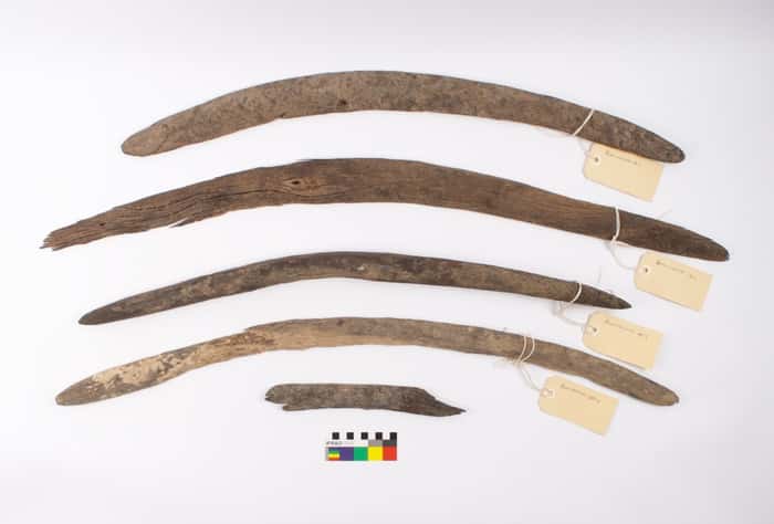 Quatre boomerangs et le fragment d'un cinquième attestent des multiples fonctions de ces outils, utilisés par les aborigènes australiens avant l'arrivée des Européens. © <em>Yandruwandha Yawarrawarrka Traditional Land Owners Aboriginal Corporation</em>