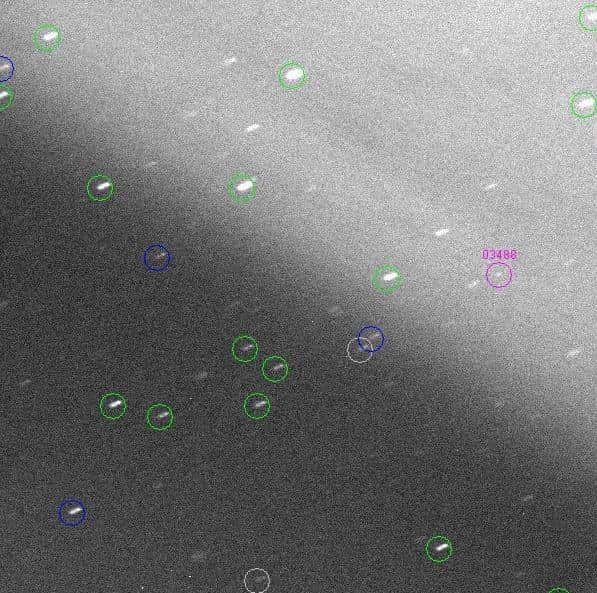 Cinq images de 450 secondes de pause ont été prises le 15 mai 2016, entre 20 h 11 et 20 h 52, de l'astéroïde (3488) Brahic, nommé ainsi en l'honneur de l'astrophysicien. On voit donc les étoiles défiler, et l'astéroïde lui-même est bien visible dans le cercle en haut à droite de cette image composite. © David Romeuf