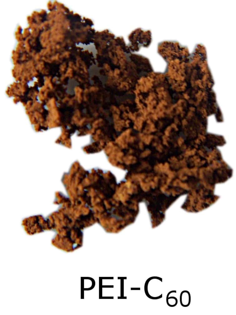  En utilisant du polyéthylènimine (PEI) avec du buckminsterfullerène, il est possible de synthétiser ce composé brun spongieux. © <em>the Barron Research Group, </em><em>Rice University</em>