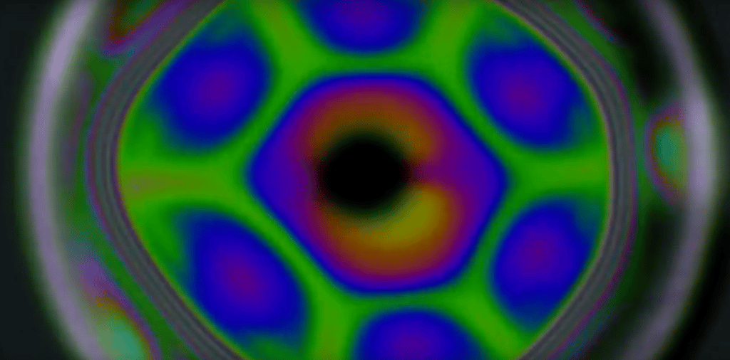 L’effet Marangoni explique les arcs-en-ciel qui décorent les bulles de savon. Les différentes couleurs révèlent l’épaisseur du film. Sur cette photo, on peut observer plusieurs flux Marangoni imbriqués les uns dans les autres. © <em>Stanford University</em>, capture d'écran YouTube