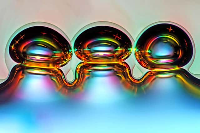 Sur cette photo, des bulles d’air formées par des cristaux de vitamine C. © Marek Mis Photography