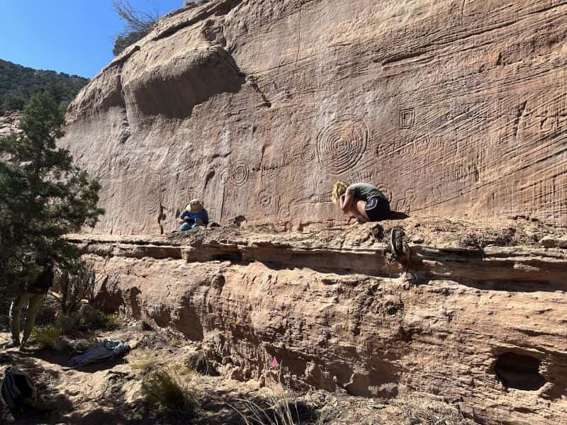 Sur des pans de canyon entiers apparaissent des sculptures aux allures mystiques, représentant des calendriers amérindiens. © Université de Jagellon
