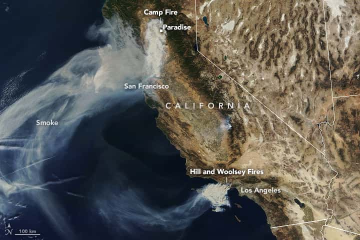 La Californie ravagée par trois incendies majeurs vue par le satellite Terra de la Nasa le 9 novembre : le « Camp Fire » au nord, le « Woolsey Fire » et le « Hill Fire » au sud, près de Los Angeles. © <em>Nasa Earth Observatory</em>
