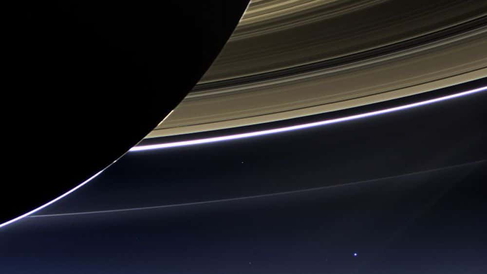 Saturne imagée par la sonde Cassini - Huygens. On distingue nettement les anneaux ainsi qu'un point bleu pâle en bas de la photo : la Terre. © Nasa, JPL-Caltech