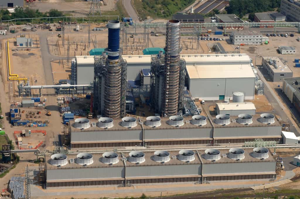 Les centrales à cycle combiné – comme ici celle du parc industriel chimique de Hürth, en Allemagne – permettent au gaz naturel d’être compétitif en matière de production d’électricité. © InfraServ Knapsack – Archivbestand, Wikipédia, CC by-sa 3.0