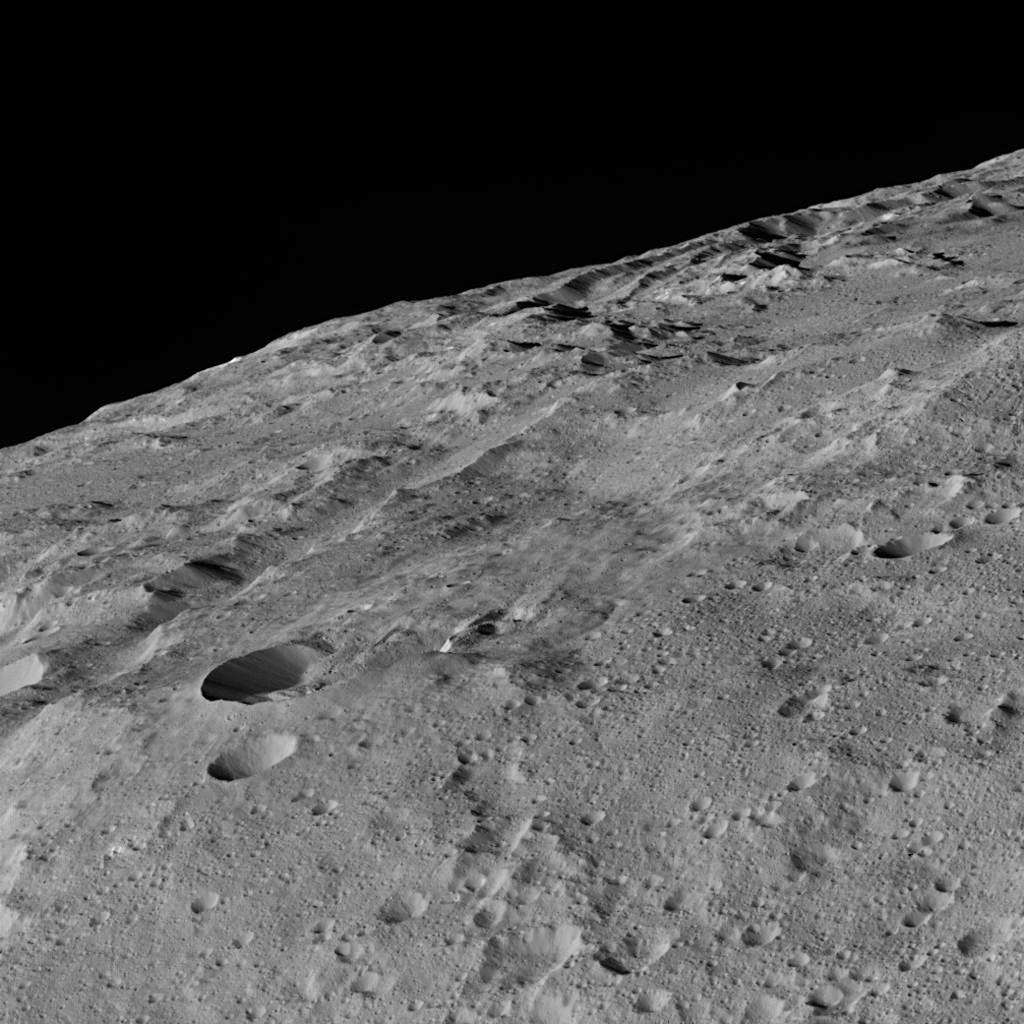La chaîne de cratères Gerber Catena photographiée par la sonde Dawn alors qu'elle rasait la surface de Cérès, à environ 385 km d'altitude. © Nasa