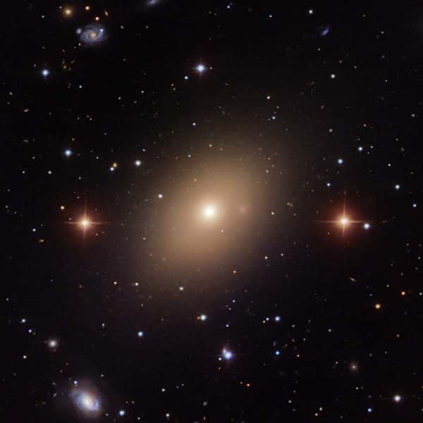 NGC 5813 fait partie de ce que l'on appelle parfois des galaxies centrales dominantes, c'est-à-dire des galaxies elliptiques particulièrement massives situées au cœur des amas ou des groupes de galaxies. © SDSS