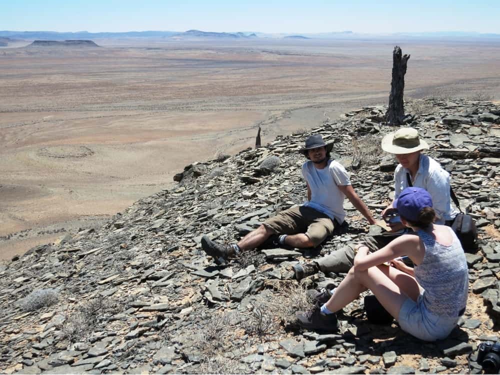 Une vue du site en Namibie correspondant à un ancien récif de l'Édiacarien supérieur. Il y a 548 millions d'années ce désert était un fond marin. © Rachel Wood