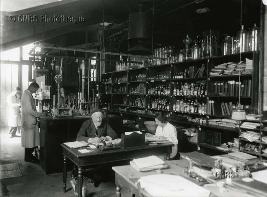 Laboratoire de chimie et du caoutchouc, à l'Office national des recherches scientifiques et industrielles et des inventions à Bellevue, Meudon, le 12 mai 1932. © Fonds historique, CNRS Photothèque
