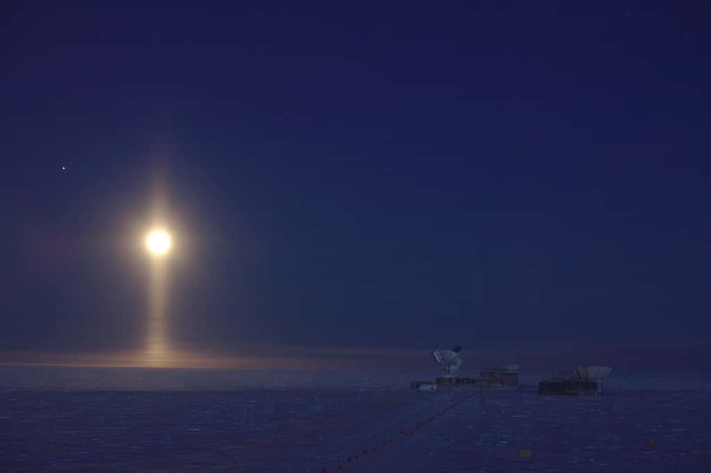 Photo intitulée <em>Lunar Spotlight</em> montrant un phénomène optique assez rare, une colonne lumineuse, au pôle Sud<em>.</em> © Daniel Michalik