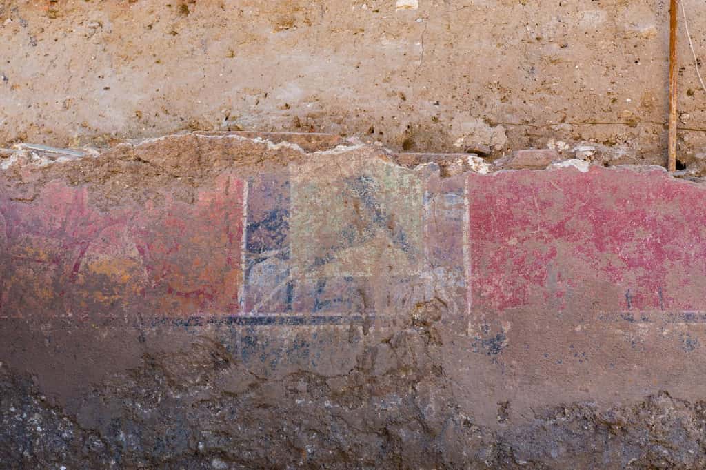 Des fresques viennent orner certains murs découverts lors des excavations. © Flore Giraud, INRAP