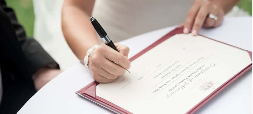 Le contrat de mariage s'établit avant la signature officielle en mairie de l'acte de mariage. © DR