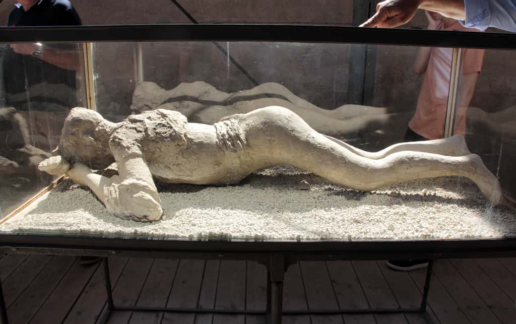 Moulage du corps d'une personne ayant péri au cours de l'éruption du Vésuve. © helenedevun, Adobe Stock